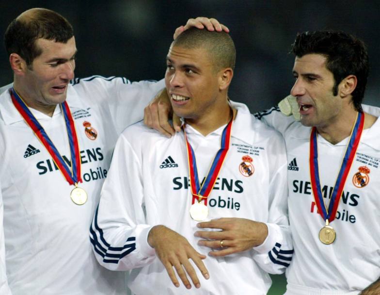 Ronaldo con Zinedine Zidane e Luis Figo. Il Penomeno  proclamato miglior giocatore della Coppa del Mondo per Club a Yokohama (Reuters)